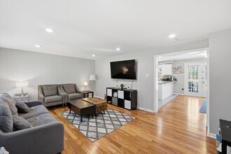 9008 Autoville Dr in College Park, MD - Foto de edificio - Building Photo