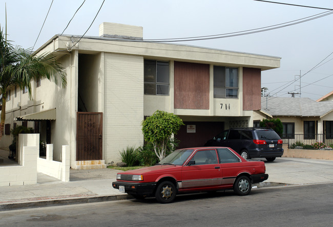 711 Fir Ave in Inglewood, CA - Foto de edificio - Building Photo