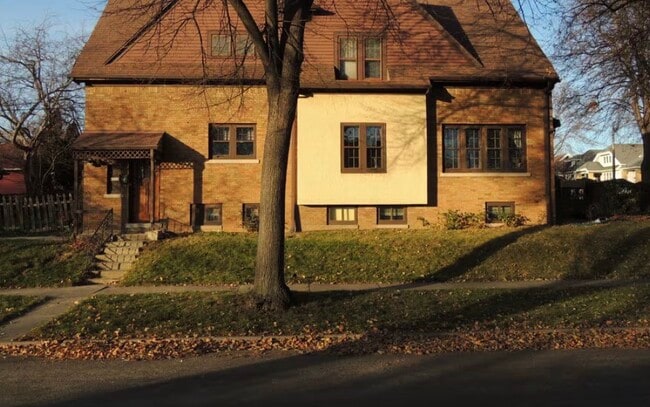 6310 W Meinecke Ave, Unit Upper unit in Wauwatosa, WI - Building Photo - Building Photo