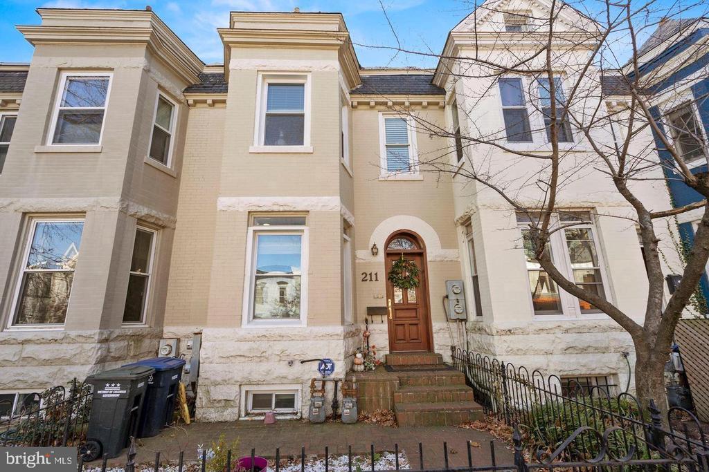 211 F St NE in Washington, DC - Foto de edificio