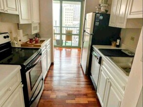 111 W Maple St, Unit 1401 in Chicago, IL - Building Photo - Building Photo
