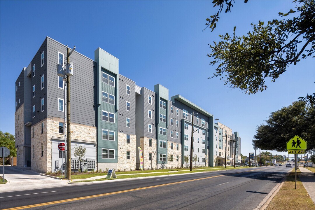 1200 W Koenig Ln in Austin, TX - Building Photo