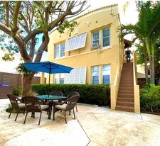 586 NE 62nd St in Miami, FL - Building Photo