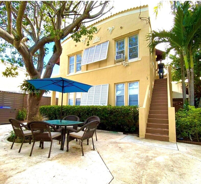 586 NE 62nd St in Miami, FL - Building Photo