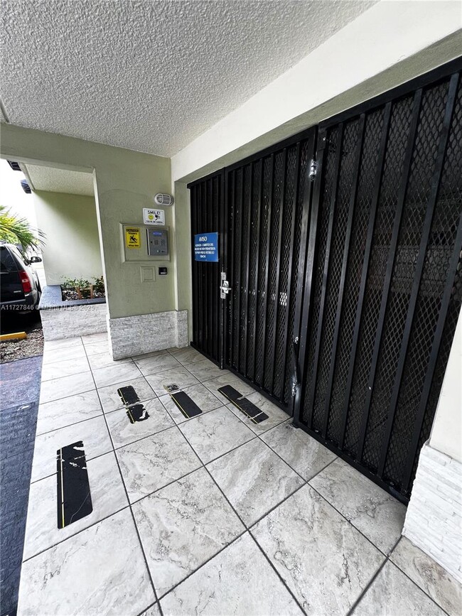 1480 W 46th St in Hialeah, FL - Foto de edificio - Building Photo