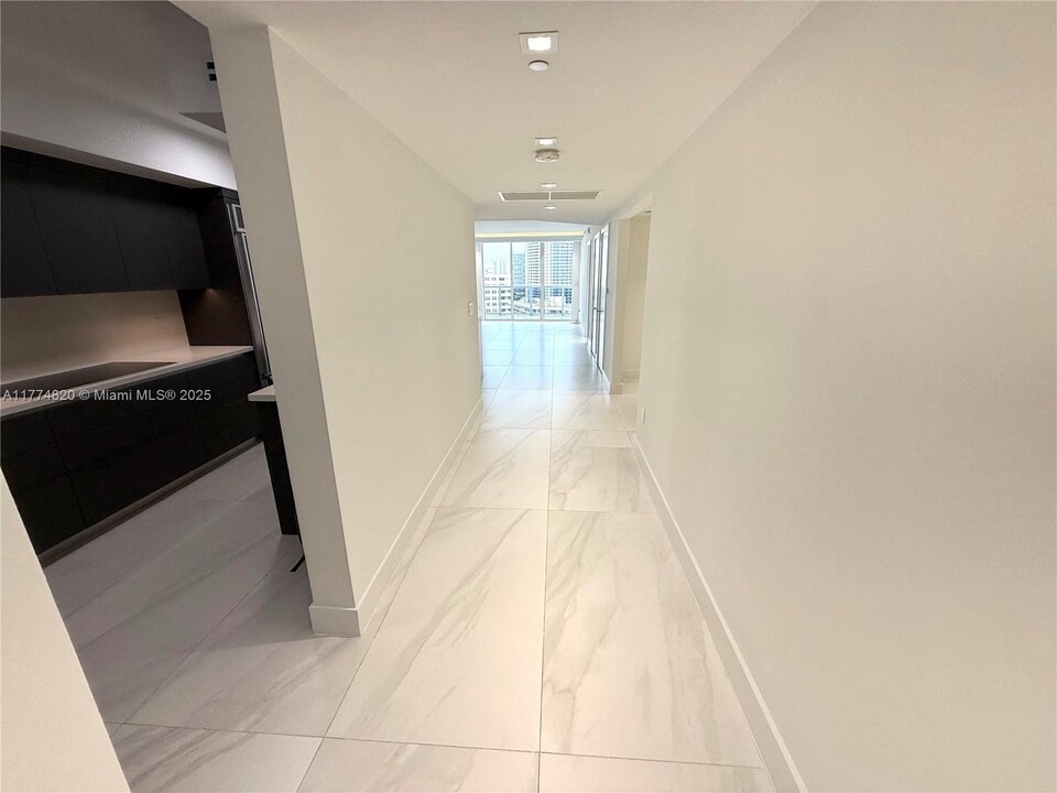1850 S Ocean Dr, Unit 1808 in Hallandale Beach, FL - Building Photo