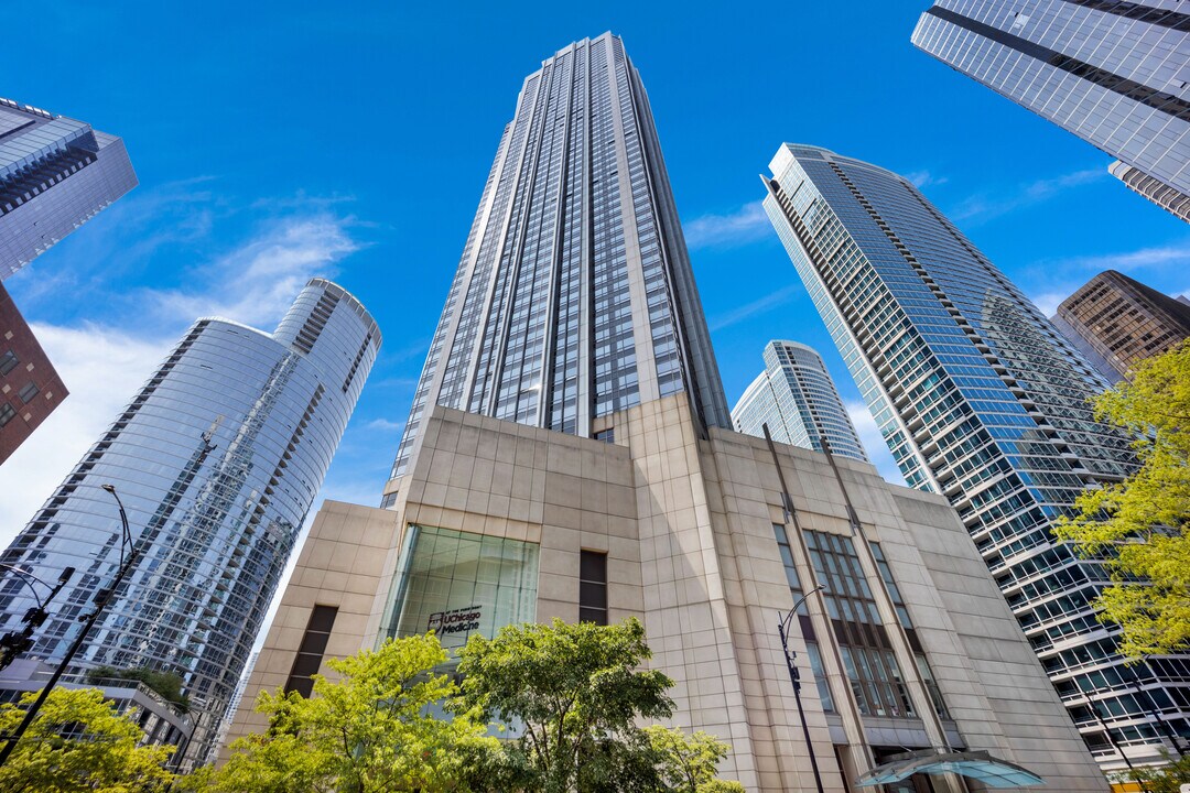 512 N McClurg Ct in Chicago, IL - Foto de edificio