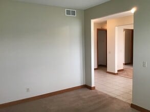 408 Sherman Ln in Poplar Grove, IL - Foto de edificio - Building Photo