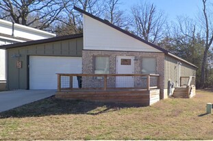 160 S Woodsprings Dr in Fayetteville, AR - Building Photo