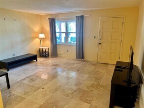 535 68th Ave, Unit 2 in St Pete Beach, FL - Foto de edificio - Building Photo