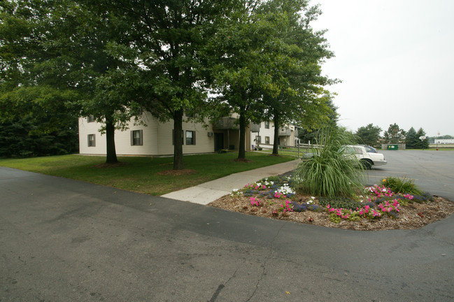 West Town Apartments in Plainwell, MI - Foto de edificio - Building Photo