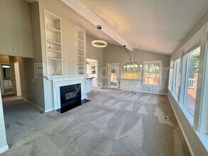11731 SW 41st Ave in Portland, OR - Foto de edificio - Building Photo