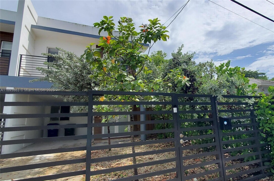 3620 Thomas Ave in Miami, FL - Building Photo
