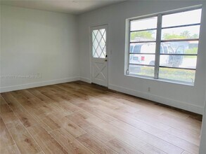 8130 SW 37th Terrace in Miami, FL - Building Photo - Building Photo