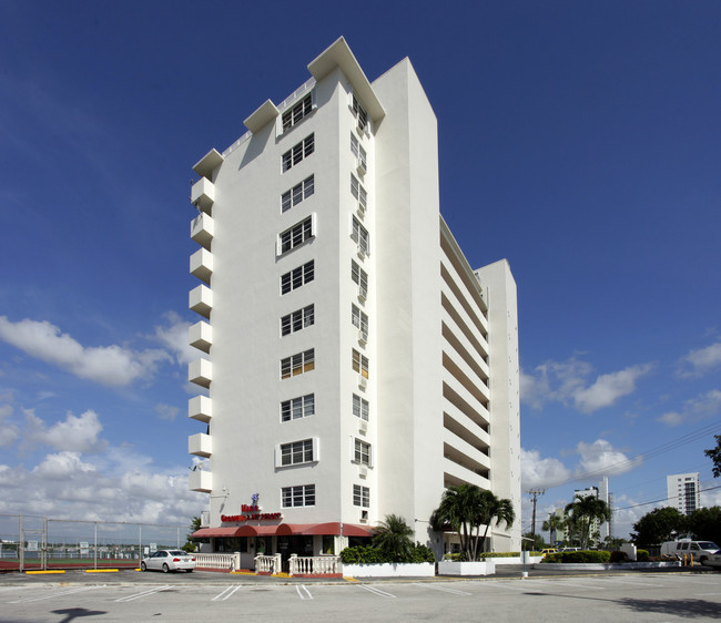 Bayshore Yacht & Tennis Club in North Bay Village, FL - Building Photo - Building Photo