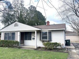 118 Hazard Rd in Carpentersville, IL - Building Photo