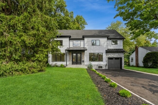 property at 66 E Gramercy Pl