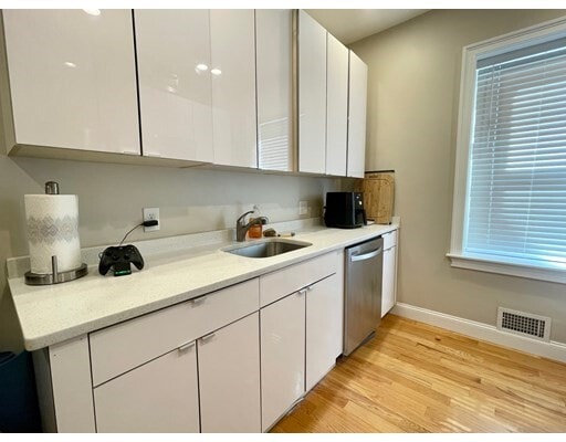 102 Chelsea St in Boston, MA - Building Photo