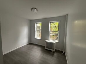 25-45 44th Street, 2F in Queens, NY - Building Photo - Building Photo