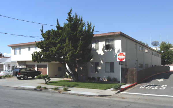 Capri Apartments in San Leandro, CA - Building Photo - Building Photo