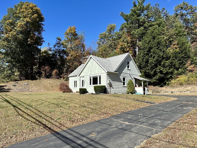 46 Hoskins Rd in Simsbury, CT - Foto de edificio - Building Photo