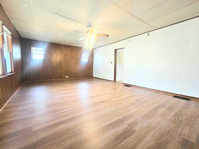 12 S Plum St in Hutchinson, KS - Building Photo - Building Photo