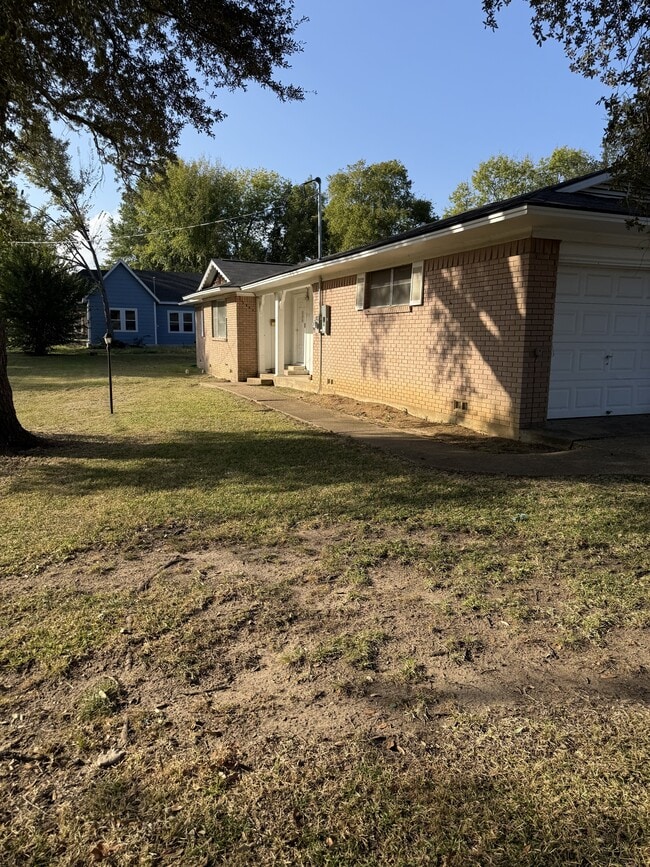 915 N Spring St in Grand Saline, TX - Building Photo - Building Photo