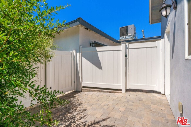 19613 Haynes St in Los Angeles, CA - Building Photo - Building Photo