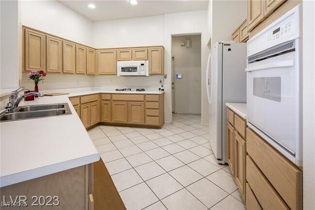 3033 Highland Falls Dr in Las Vegas, NV - Building Photo - Building Photo