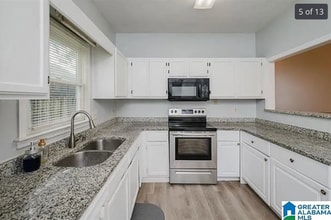 218 Carl Nichols Dr in Pelham, AL - Foto de edificio - Building Photo