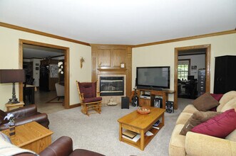 7825 W Puetz Rd in Franklin, WI - Building Photo - Building Photo
