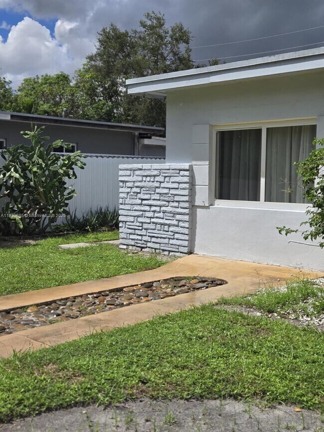445 NW 125th St in North Miami, FL - Building Photo - Building Photo