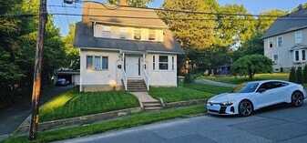 21 Coniston Ave, Unit 2 in Waterbury, CT - Building Photo