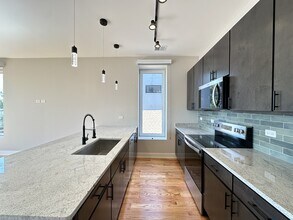 2100 W 18th Pl in Chicago, IL - Building Photo - Building Photo