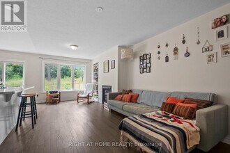 209 Hartsmere Dr in Ottawa, ON - Building Photo - Building Photo