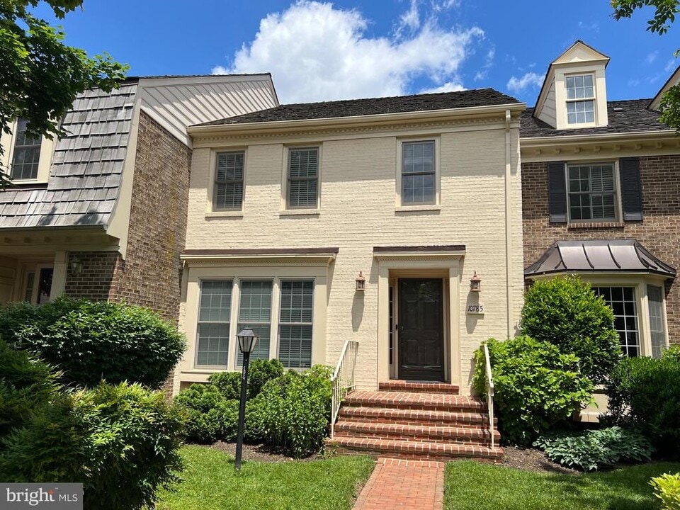 10785 Brewer House Rd in Rockville, MD - Building Photo