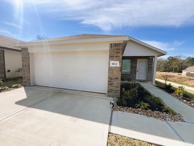 property at 1612 Colina Crk