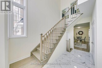 328 Valleyway Dr in Brampton, ON - Building Photo - Building Photo