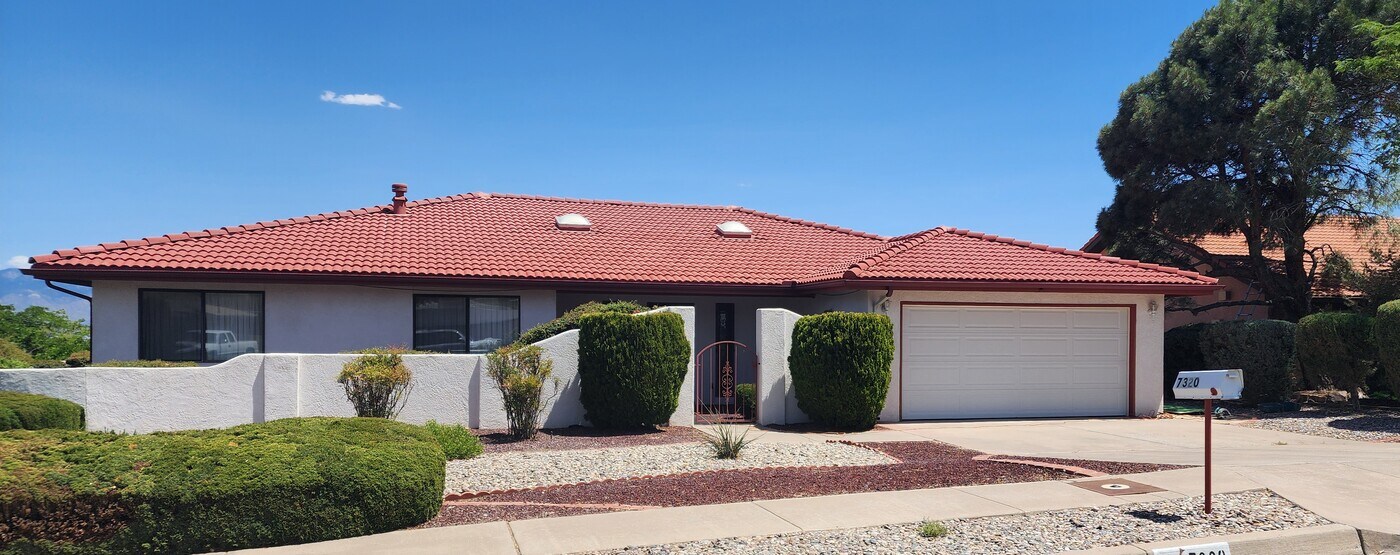 7320 Carson Trl NW in Albuquerque, NM - Building Photo