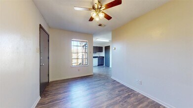 725 Peppertree Dr, Unit 18 in Bryan, TX - Foto de edificio - Building Photo