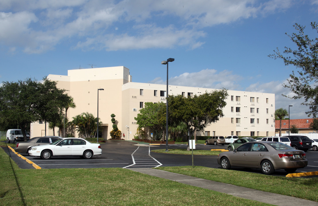 Freedom Village I in Pinellas Park, FL - Foto de edificio