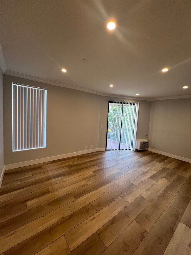 2107 N Beachwood Dr, Unit #101 in Los Angeles, CA - Building Photo - Building Photo