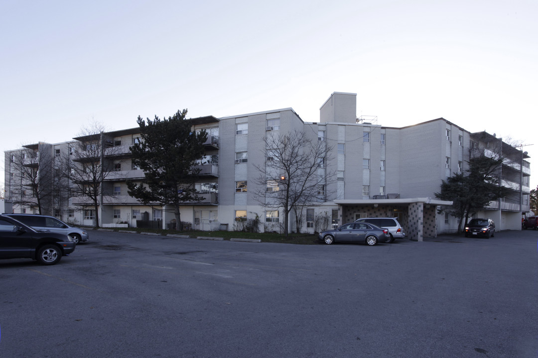 Balmoral Apartment in Brampton, ON - Building Photo