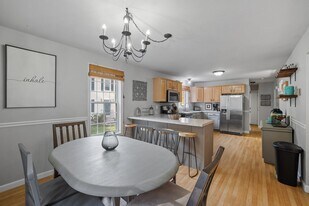 131 Forest Hill Way in Manchester, NH - Building Photo