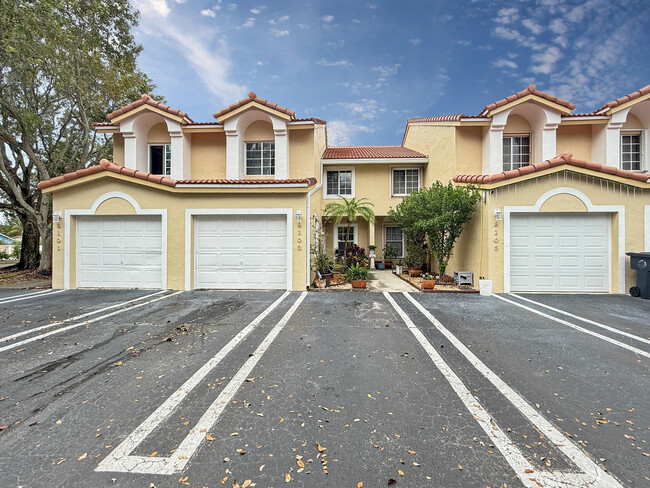 8103 Southgate Blvd in North Lauderdale, FL - Foto de edificio - Building Photo