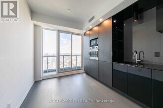 70 Temperance St in Toronto, ON - Building Photo - Building Photo