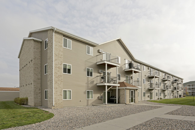 Country Meadows Apartments in Fargo, ND - Foto de edificio - Building Photo