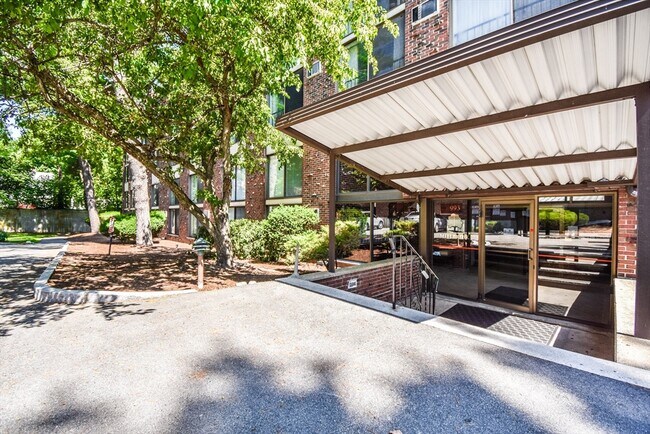 993 Massachusetts Ave in Arlington, MA - Building Photo - Building Photo