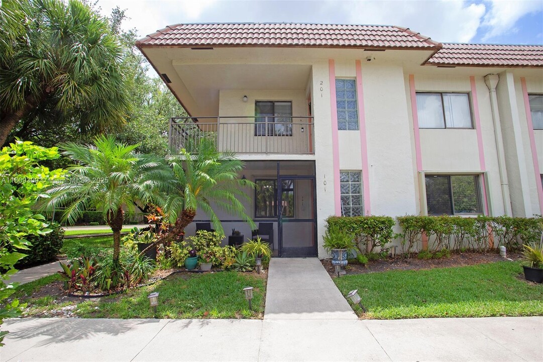 405 Lakeview Dr in Weston, FL - Building Photo