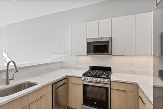 1625 W Howard St in Chicago, IL - Building Photo - Building Photo